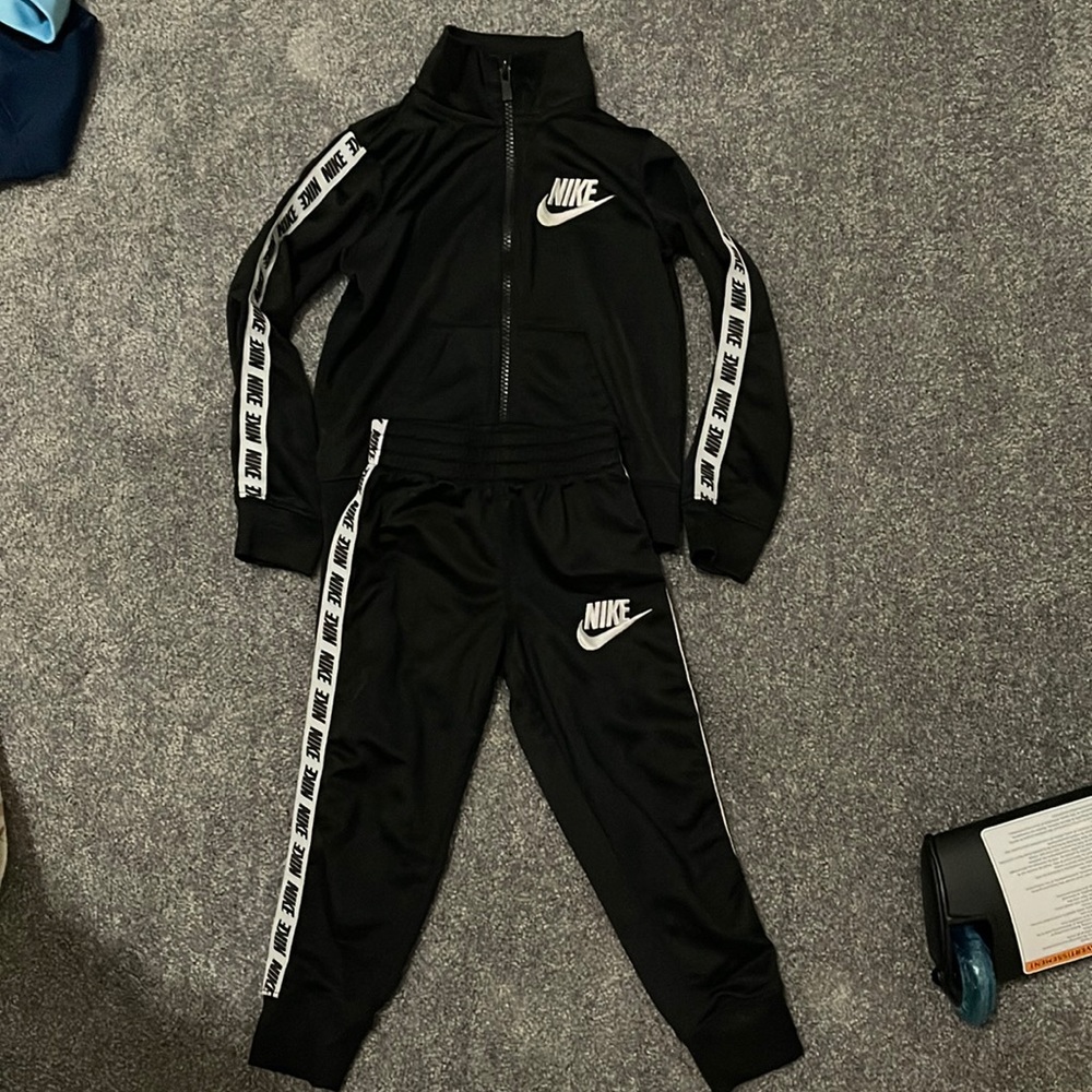 Nike 2 piece jogger set. Toddler size 3t